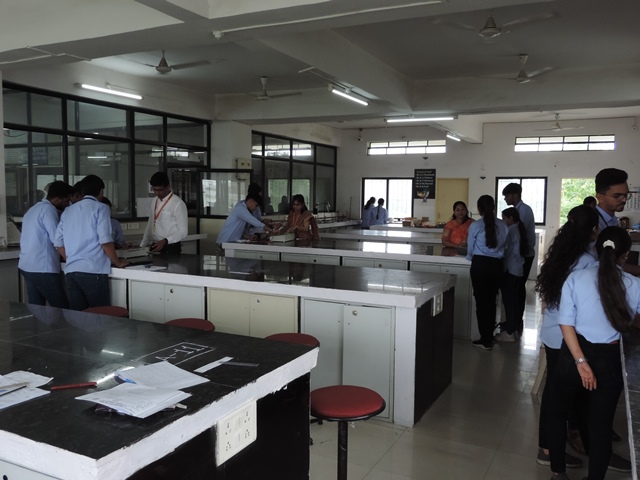 Physics/B.Sc._Lab1st_Year.JPG Physics/B.Sc._Lab1st_Year.JPG